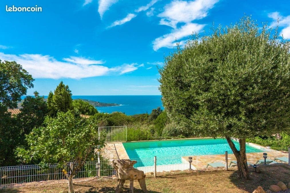 découvrez notre charmante maison familiale en corse, un havre de paix idéal pour des vacances inoubliables. profitez de l'authenticité de l'île tout en offrant confort et espace à vos proches. plages paradisiaques, paysages époustouflants et traditions corses vous attendent pour des moments de partage et de convivialité.