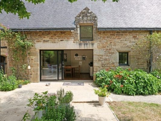 découvrez l'immobilier de luxe en bretagne : des villas somptueuses sur le littoral, des propriétés d'exception au cœur des paysages bretons. vivez une expérience unique dans cette région alliant charme, élégance et qualité de vie.