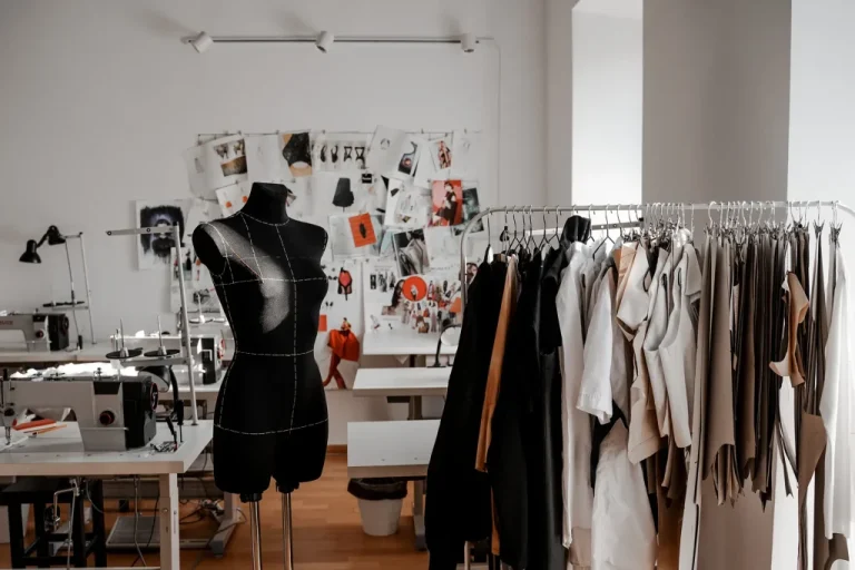 découvrez les dernières tendances de la mode à lyon, une ville dynamique où style et créativité se rencontrent. explorez des boutiques uniques, des créateurs locaux et des événements incontournables pour les passionnés de mode.