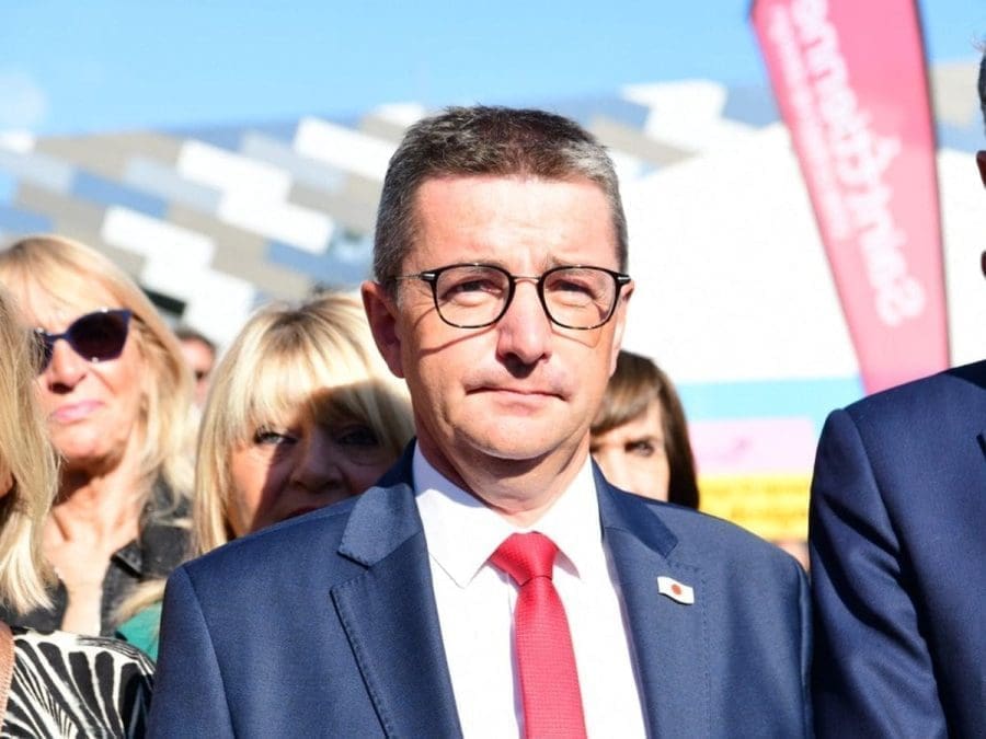 découvrez les détails choquants du scandale à la mairie, où des fonds publics ont été détournés. plongée dans une affaire qui secoue la commune et suscite l'indignation des citoyens.